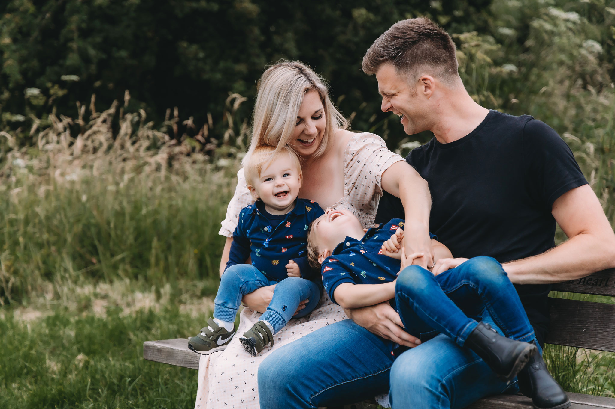hampshire family photography a mum and dad tickling there children