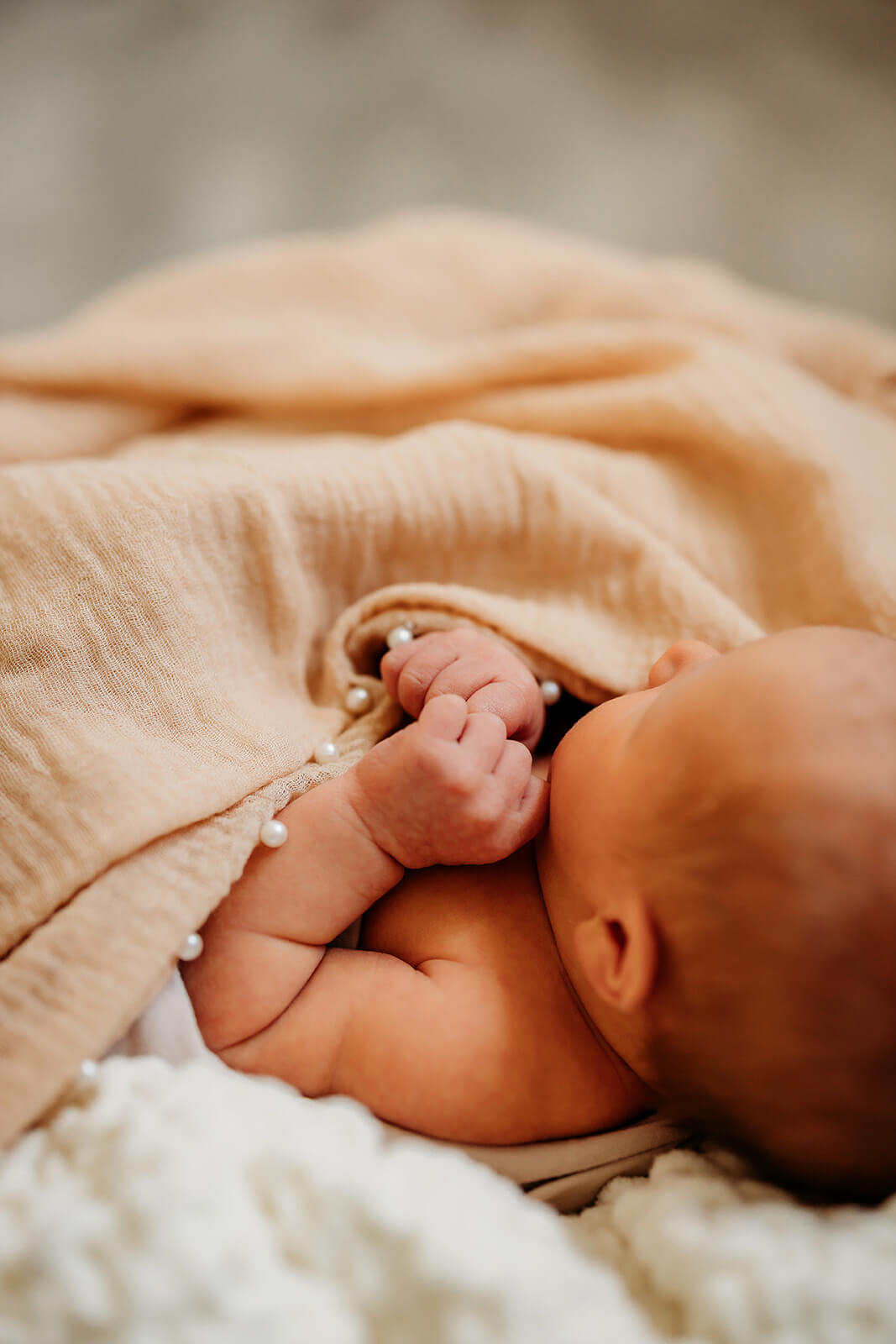a newborn babies hands